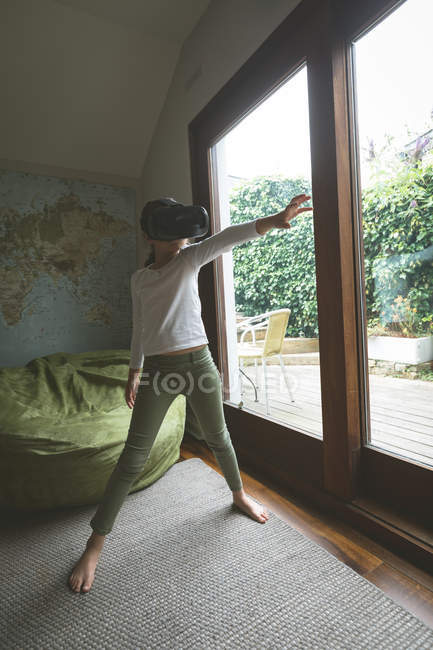 Girl using virtual reality headset in living room at home — Stock Photo