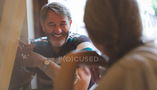 Glückliches Seniorenpaar, das zu Hause miteinander interagiert — Stockfoto