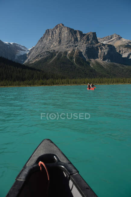 Пара прогулок на лодке по реке в горах — стоковое фото