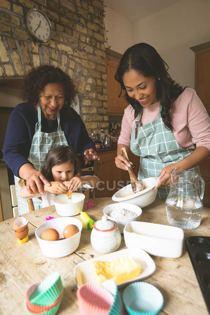 Family preparing breakfast on dining table at home — Stock Photo