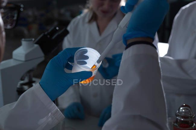 Nahaufnahme eines Wissenschaftlers mit Pipette im Labor — Stockfoto