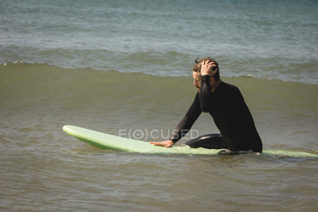 Surfista surf in acqua di mare in una giornata di sole — Foto stock