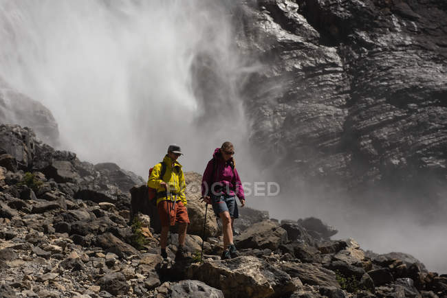 Paar wandert an einem sonnigen Tag in den Bergen — Stockfoto