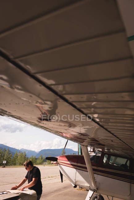 Mécanicien attentif travaillant dans un hangar aérospatial — Photo de stock