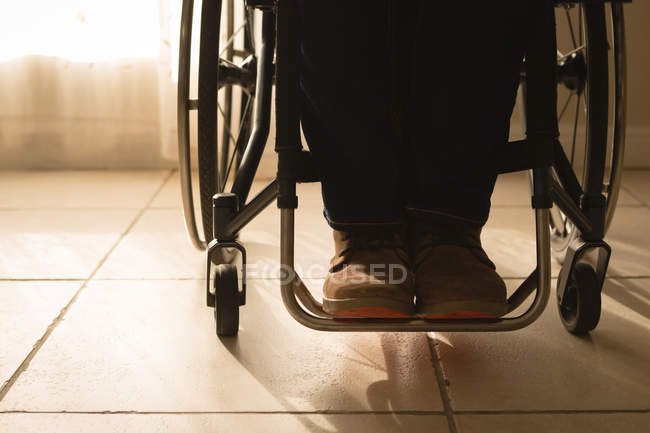 Низкая часть инвалида в инвалидной коляске на дому — стоковое фото