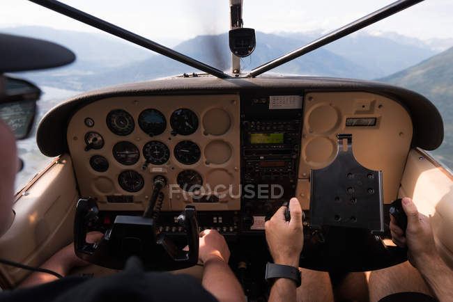 Close-up de pilotos de aeronaves voadoras no cockpit — Fotografia de Stock