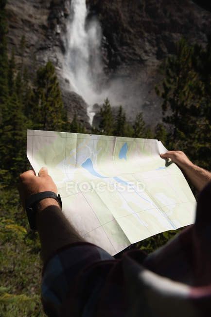 Close-up de homem olhando para mapa no campo — Fotografia de Stock