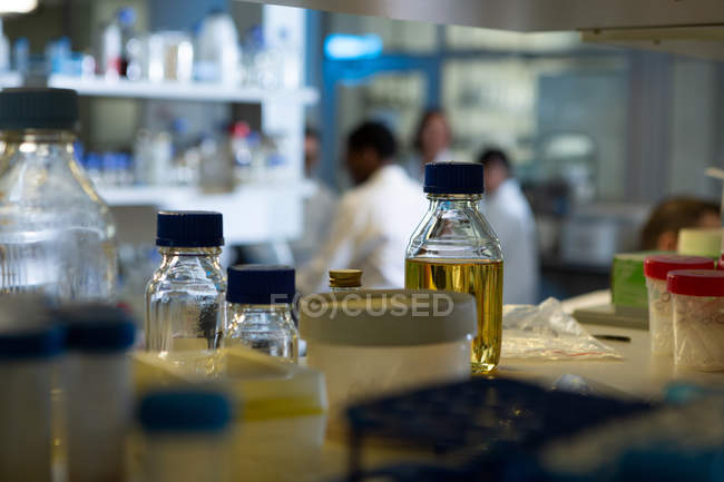 Gros plan des solutions chimiques en bouteille au laboratoire — Photo de stock
