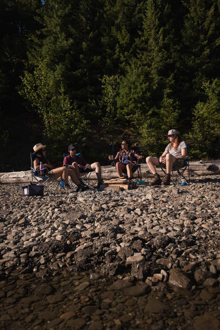 Group of hikers camping in countryside on a sunny day — Stock Photo