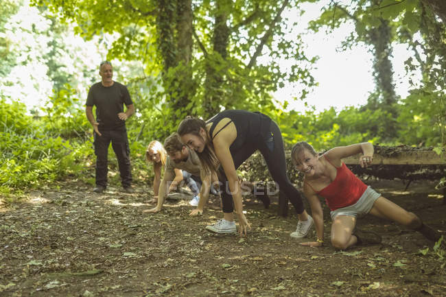 Encaixe o treinamento dos povos sobre o curso de obstáculo no acampamento da bota — Fotografia de Stock