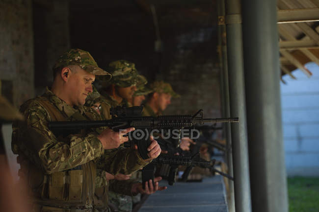 Військовослужбовці навчаються разом під час військової підготовки — стокове фото