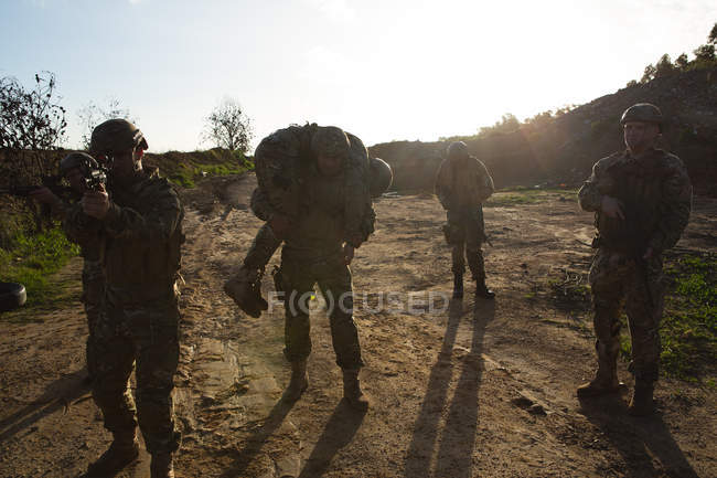Soldats militaires s'entraînant ensemble pendant l'entraînement militaire — Photo de stock
