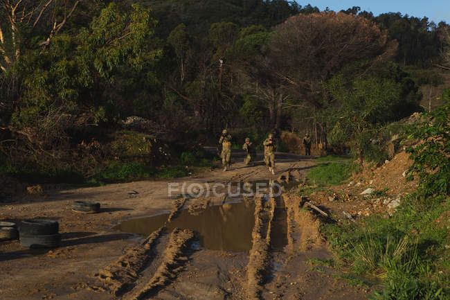 Soldati militari che si allenano insieme durante l'addestramento militare — Foto stock