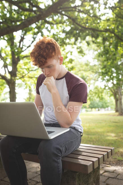 Уважний студент коледжу використовує ноутбук у кампусі — стокове фото