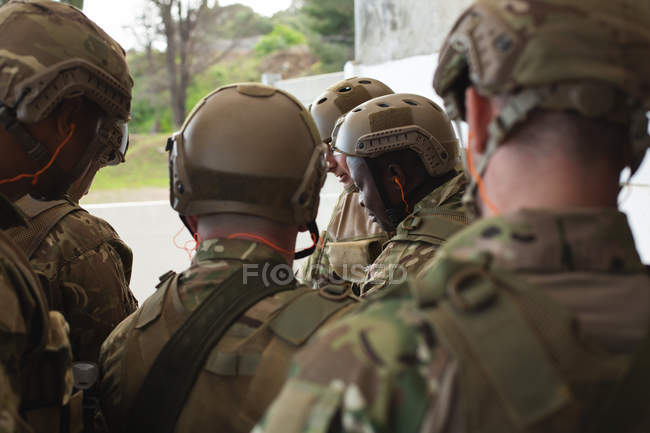 Soldados militares entrenando juntos durante el entrenamiento militar - foto de stock