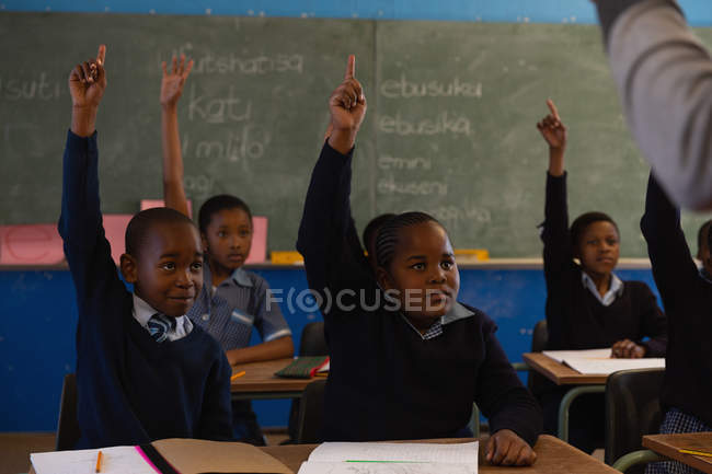 Школьники учатся в классе в школе — стоковое фото