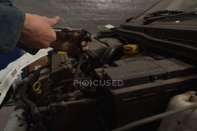 Mechaniker wartet Auto in Garage — Stockfoto