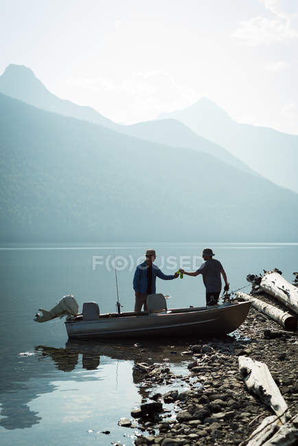 Due pescatori che si preparano a pescare in campagna in una giornata di sole — Foto stock