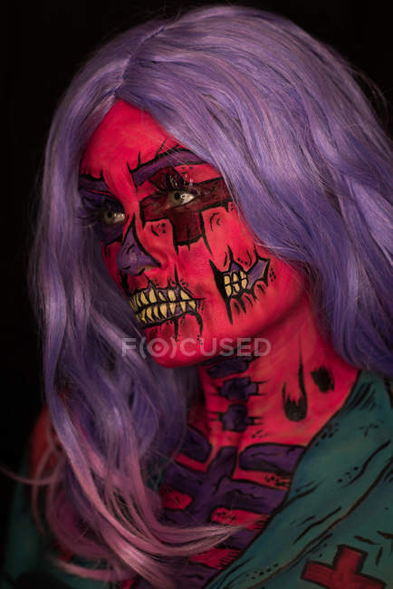 Frau mit gruseligem Make-up im Gesicht zur Halloween-Feier — Stockfoto