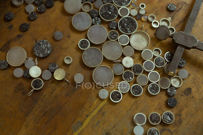 Primo piano di attrezzo di gioielli e attrezzature su un tavolo — Foto stock
