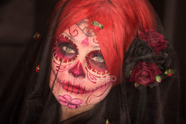 Donna con il trucco spaventoso sul viso per la celebrazione di Halloween — Foto stock