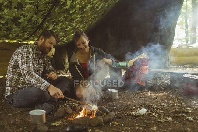 Casal feliz relaxante no acampamento — Fotografia de Stock