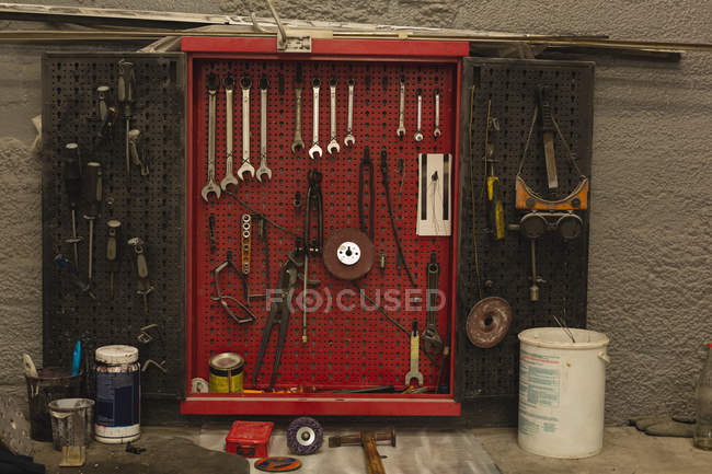 Macchine utensili disposte in garage — Foto stock