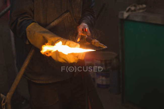 Середня секція чоловічої механіки з використанням зварювального факела в гаражі — стокове фото