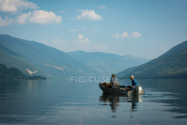 Due pescatori che pescano nel fiume in una giornata di sole — Foto stock