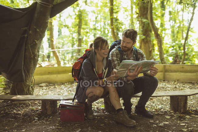 Couple regardant la carte dans le camp d'entraînement — Photo de stock