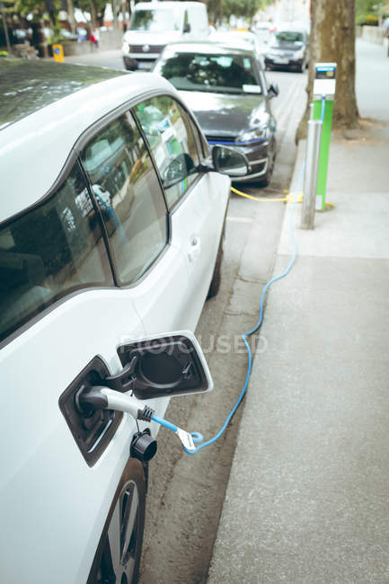 Vue grand angle de la recharge de voiture électrique à la station de recharge — Photo de stock