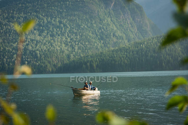 Deux pêcheurs pêchent dans la rivière par une journée ensoleillée — Photo de stock