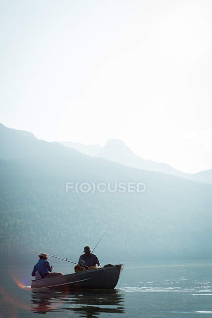 Dois pescadores pescando no rio em um dia ensolarado — Fotografia de Stock