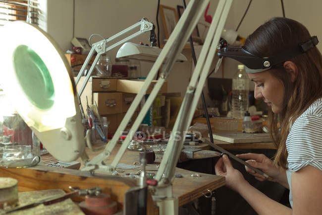 Жіночий дизайнер ювелірних виробів працює в майстерні — стокове фото