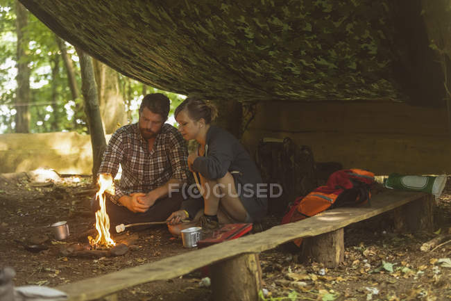 Casal jovem relaxante no acampamento de inicialização — Fotografia de Stock