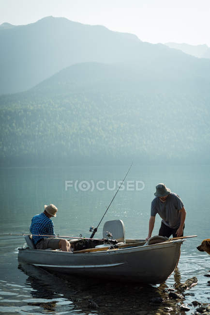 Dois pescadores que se preparam para a pesca no campo em um dia ensolarado — Fotografia de Stock
