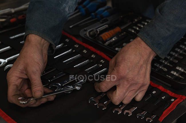 Primer plano de las herramientas de arreglo mecánico en el garaje - foto de stock