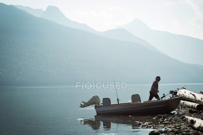 Dos pescadores se preparan para pescar en el campo en un día soleado - foto de stock