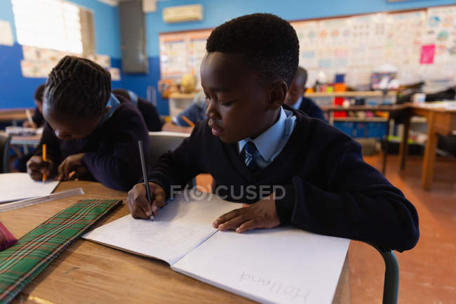 Estudantes que estudam em sala de aula na escola — Fotografia de Stock