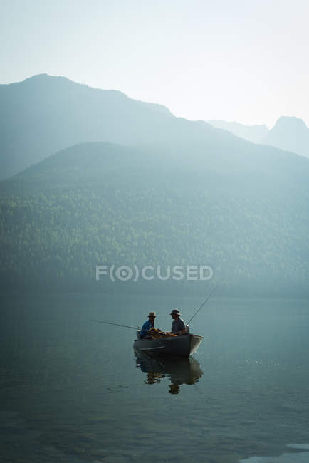 Dois pescadores pescando no rio em um dia ensolarado — Fotografia de Stock