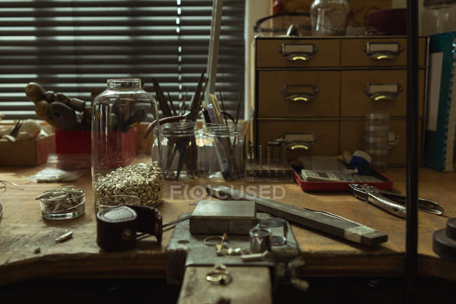Schmuckwerkzeuge und Geräte auf einem Tisch in der Werkstatt — Stockfoto