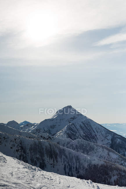 Montanhas cobertas de neve durante o inverno — Fotografia de Stock