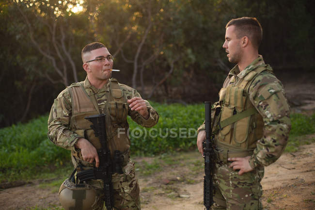 Soldados militares treinando juntos durante o treinamento militar — Fotografia de Stock