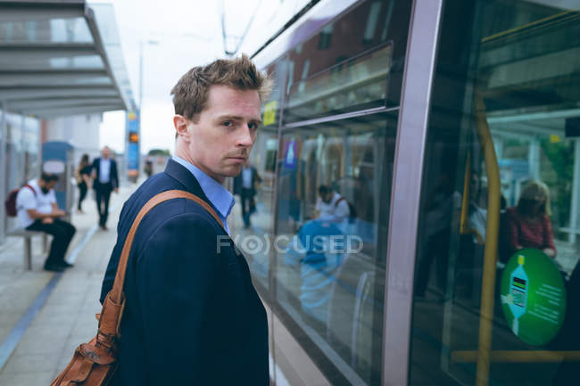 Молодий бізнесмен стоїть на залізничній станції — стокове фото