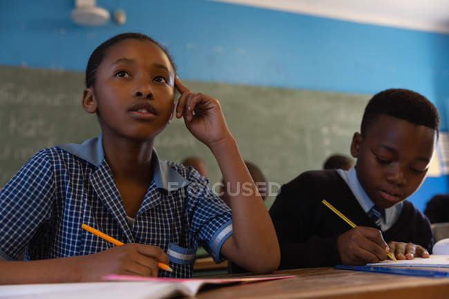 Crianças em idade escolar segurando canetas de esboço em sala de aula na escola — Fotografia de Stock