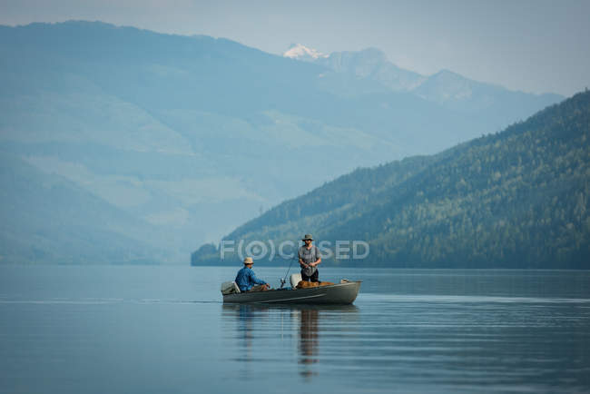 Двоє рибалок, риболовля в річці на сонячний день — стокове фото