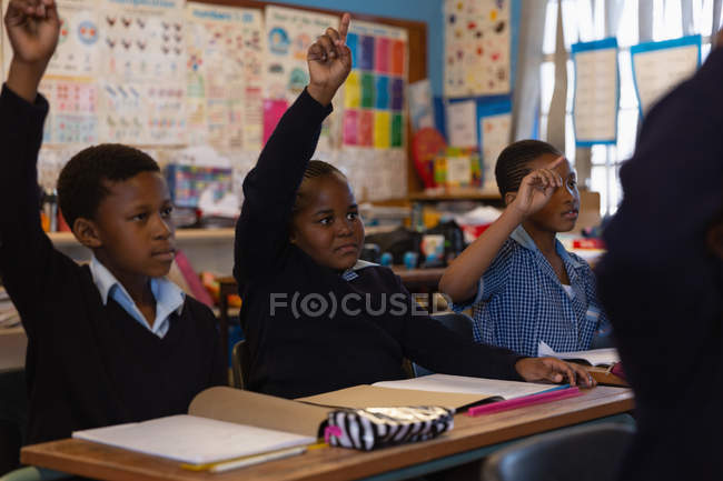 Schoolkids studying in the classroom at school — Stock Photo
