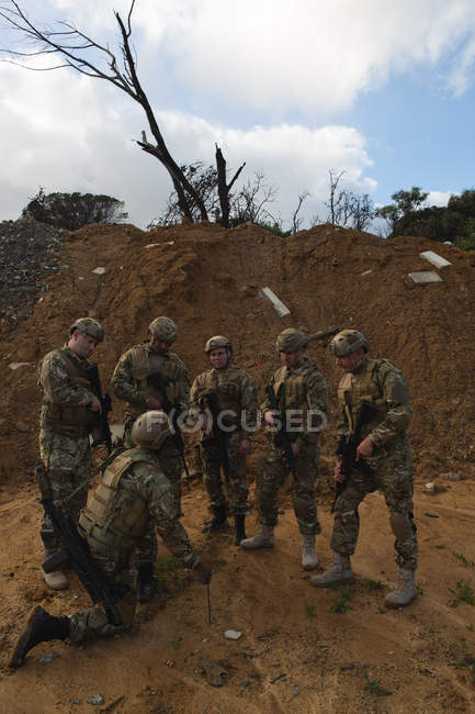 Soldados militares entrenando juntos durante el entrenamiento militar - foto de stock