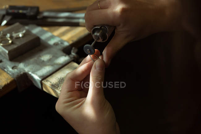 Gros plan du créateur de bijoux travaillant en atelier — Photo de stock