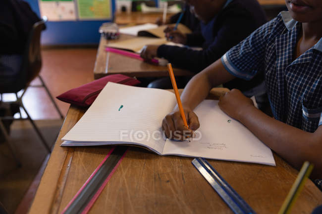 Studenti che studiano in classe a scuola — Foto stock